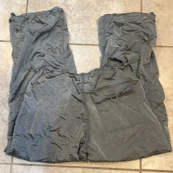 NWT! Urban Outfitters iets frans Gray Shiny Baggy Tech Parachute Pants S bungee - Picture 9 of 9
